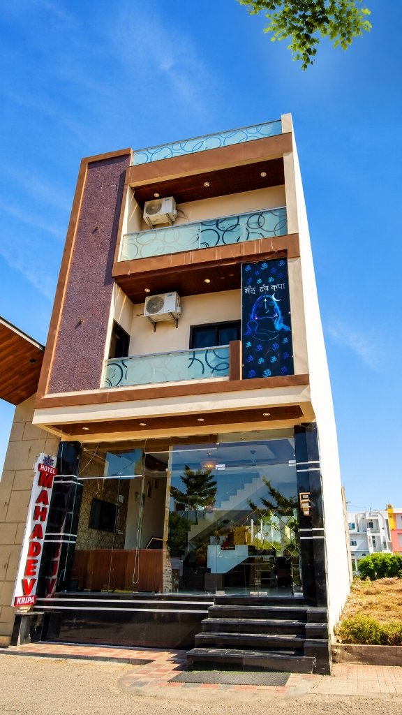 Hotel Mahadev Kripa building facade and entrance in daylight