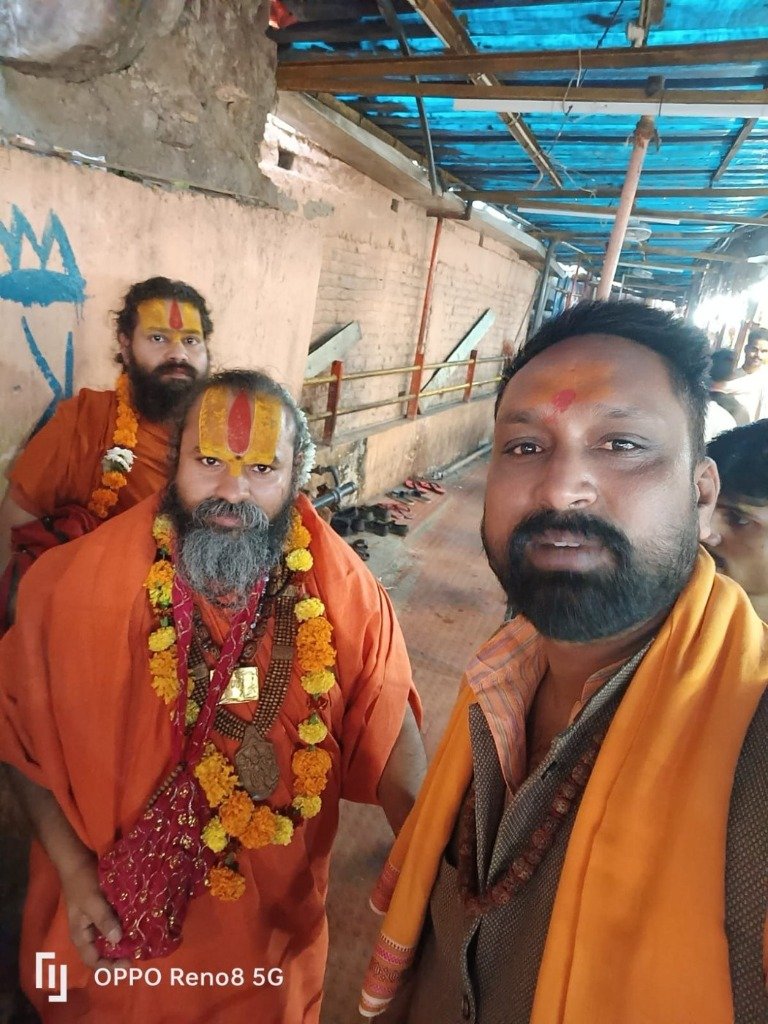 Pandit Ashish Sharma assisting devotees at Omkareshwar