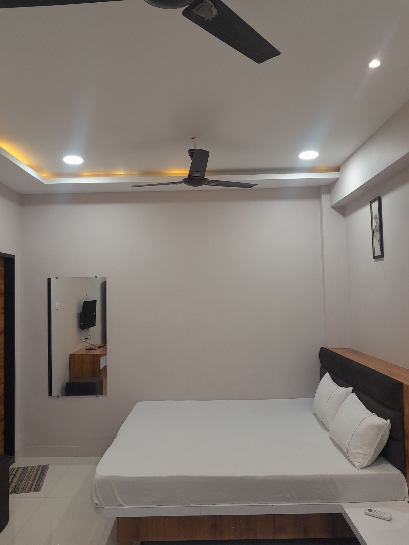 Bedroom ceiling detail with fan and cove illumination